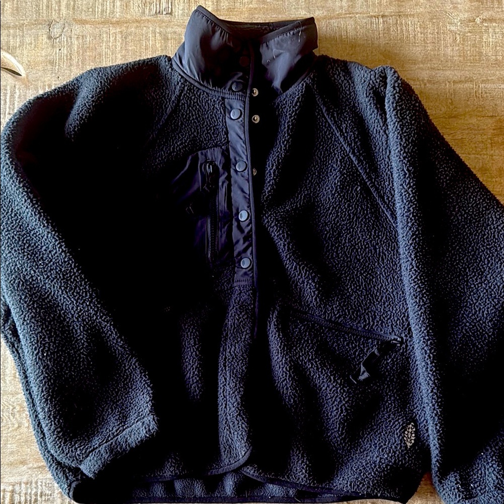 Black Fleece Jacket Free People
Size Small